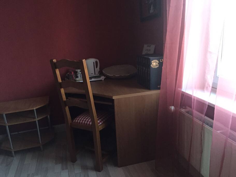 Espace bureau et bouilloire