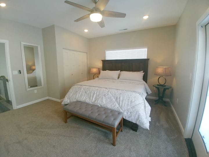 加大双人床主卧，带法式门，可通往宽敞的外部露台。 套内卫生间，配备大型步入式淋浴区。