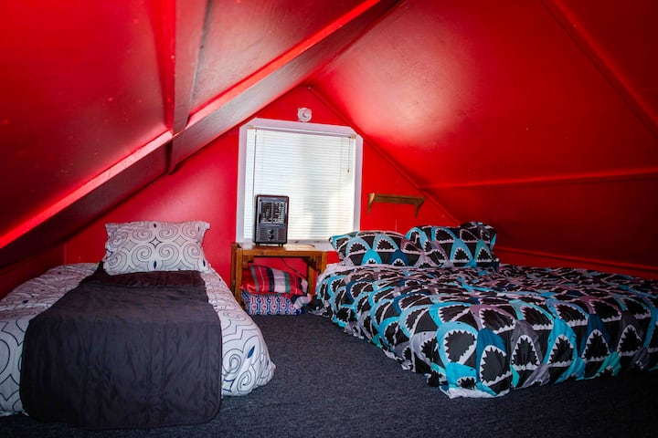 Dormitorio en el área del loft de arriba que muestra un colchón de tamaño completo y una cama tamaño queen