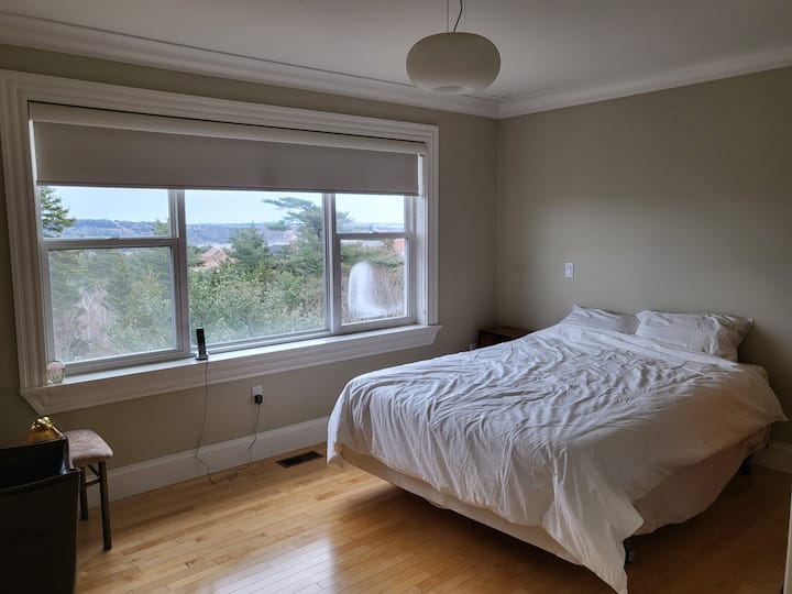 Dhoma e dytë e gjumit me krevat dhe dollap dopio "queen", gardërobë dhe grila të errëta. Pamje spektakolare nga oqeani dhe pylli nga kjo dhomë, si dhe dhoma kryesore e gjumit!