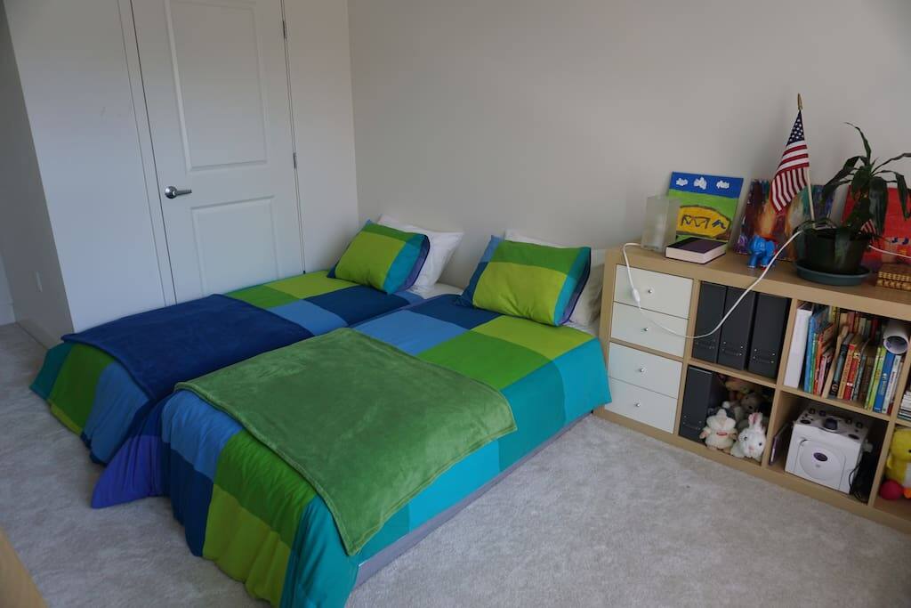 Guests/Kids Bedroom (2 twin beds)