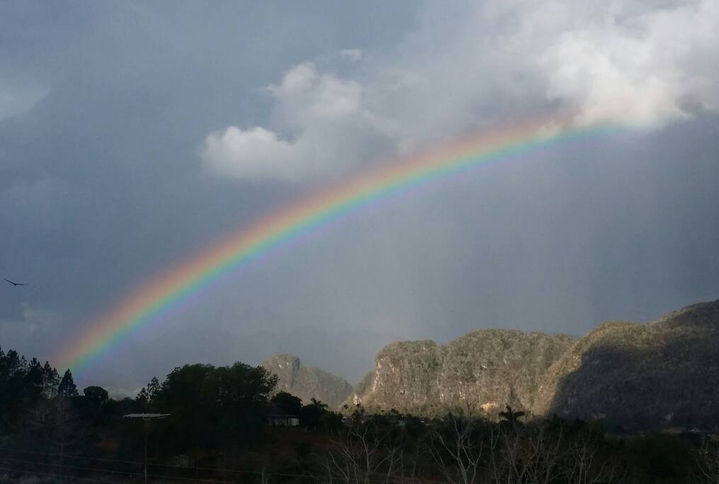 La hermosa vista al valle de Viñales con el arcoiris desde las montañas