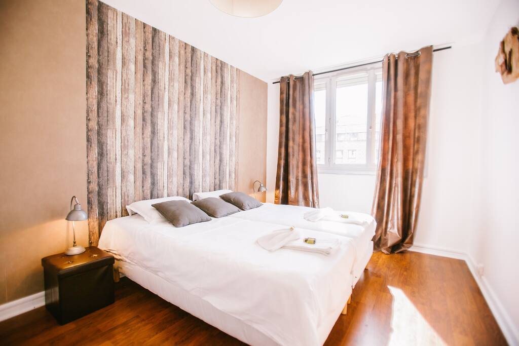 Configuration King Size pour cette chambre nommée : "The Factory" !