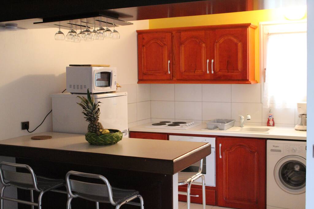 Cuisine:four,plaque 4 feux, machine à laver le linge,réfrigérateur congélateur ,micro- ondes ,cafetière,grille-pain,vaisselle ,ustensiles de cuisine.