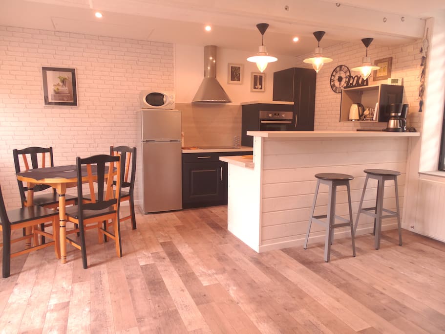 Espace cuisine et repas.
