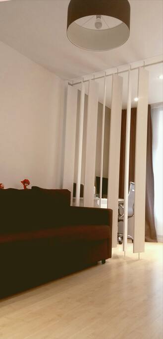 Комната с диваном и рабочим пространством (Room with sofa and work desk)