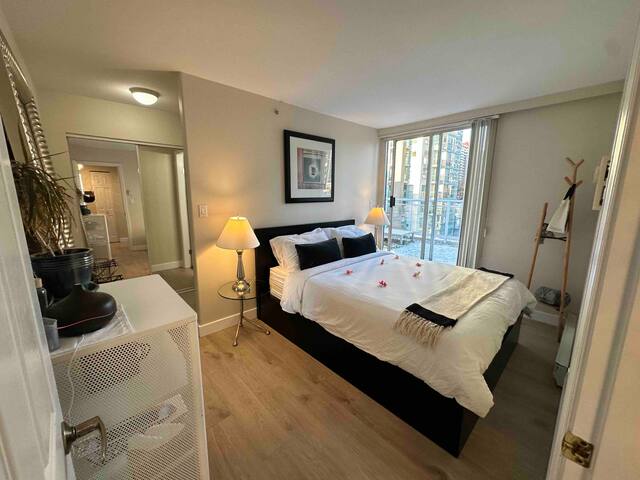 Penthouse w/ 3 Decks on Seawall with Water Views. gallery image 3