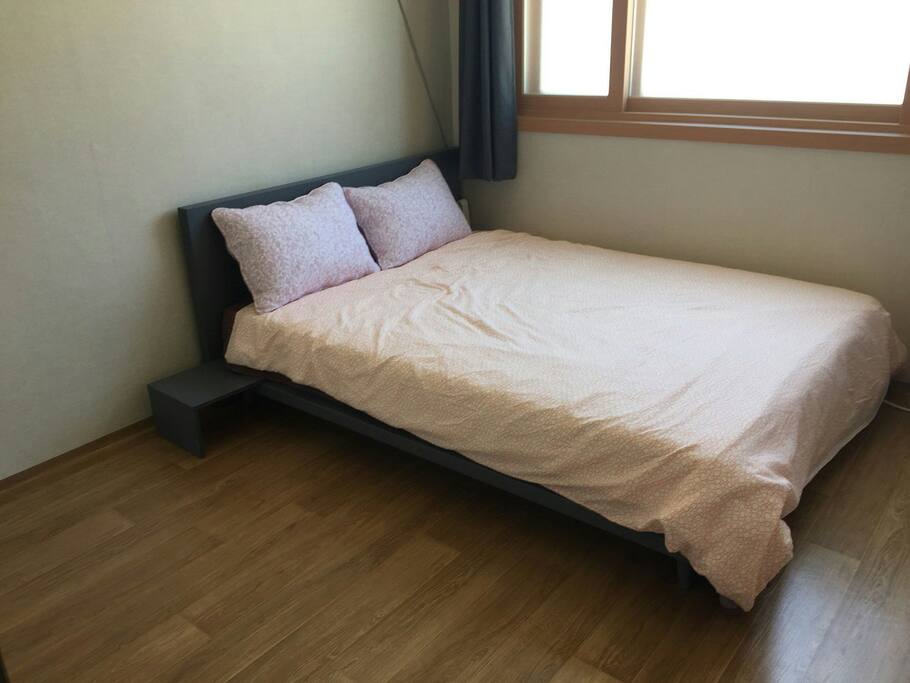 최근 새로 구입하여 업그레이드 한 퀸사이즈 침대