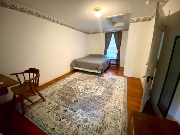 BDRM #1 ka një krevat dopio "queen" dhe një tavolinë. 
Njësia e dritares A/C gjatë verës dhe radiatori elektrik gjatë dimrit. 