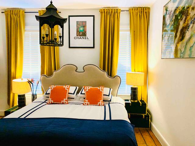 Large & Stylish Townhouse King Beds&free parking gallery image 3