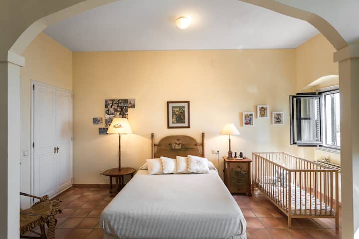 Habitación familiar con cama de matrimonio , cama doble nido y una cuna. Aire acondicionado y vistas al mar.