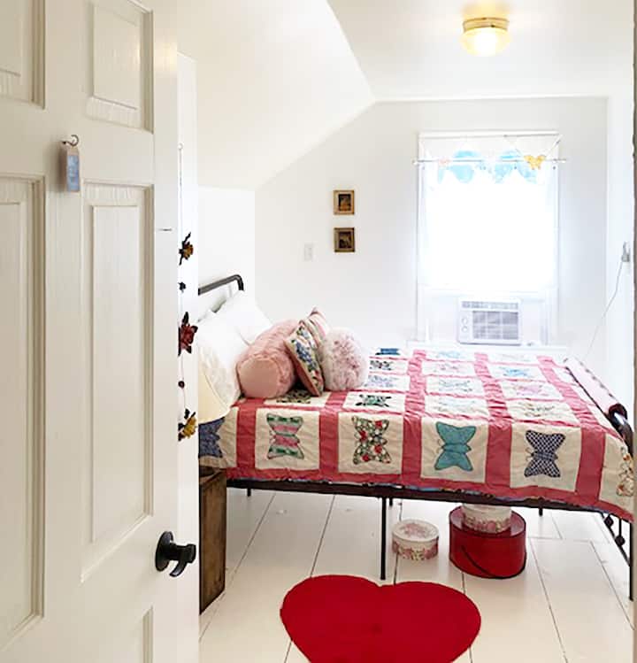 La chambre Jill est décorée avec des touches faites à la main et un lit  double.