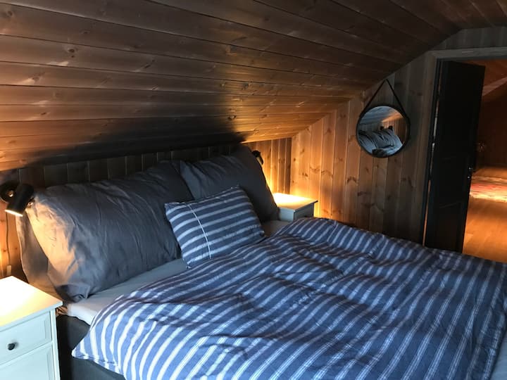Ორადგილიანი საწოლი ზედა საძინებელში. 160x200 სმ