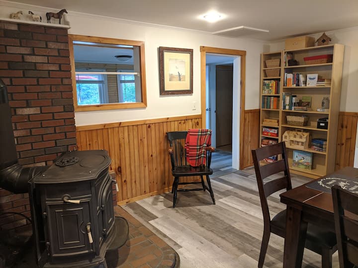 Седенето до печката за дърва е чудесно през зимата (да не се използва през лятото)