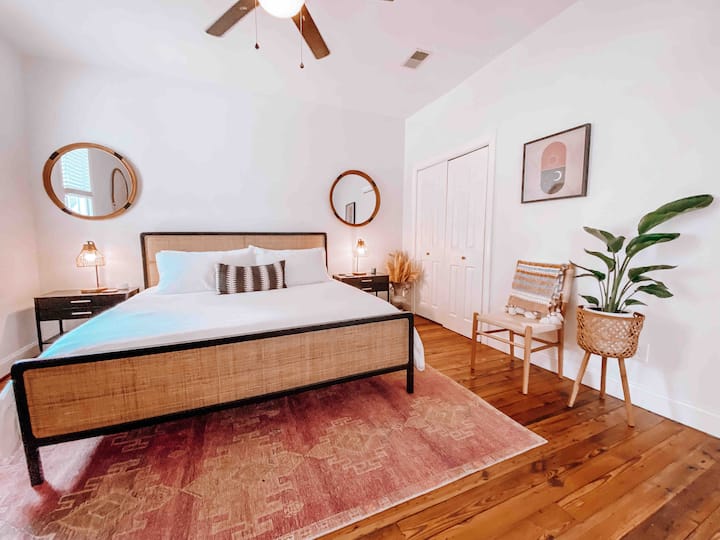 เตียงคิงไซส์ West Elm พร้อมที่นอนเมมโมรี่โฟมและผ้าปูที่นอนออแกนิกช่วยให้คุณนอนหลับลึกและฟื้นฟูร่างกาย