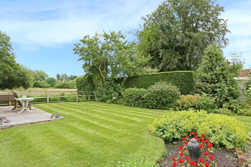Beautiful garden with country footpaths and access to fields
