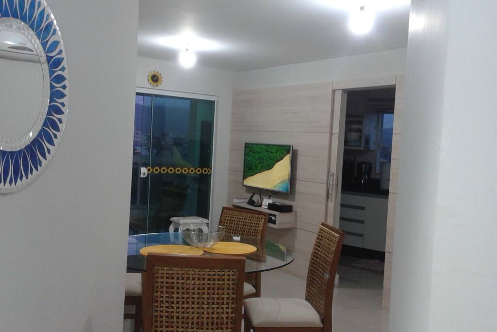 Vista parcial sala, jantar e cozinha completa, compartilhado com Sandra.