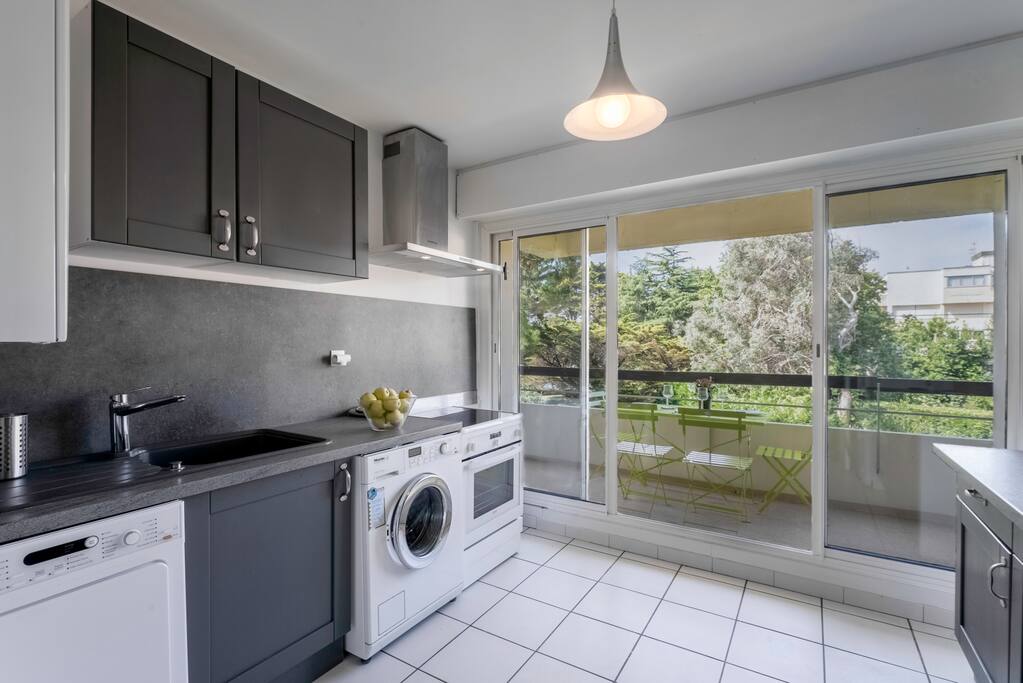 Kitchen open to a balcony with dining table.
Cuisine ouverte sur balcon et une table repas.