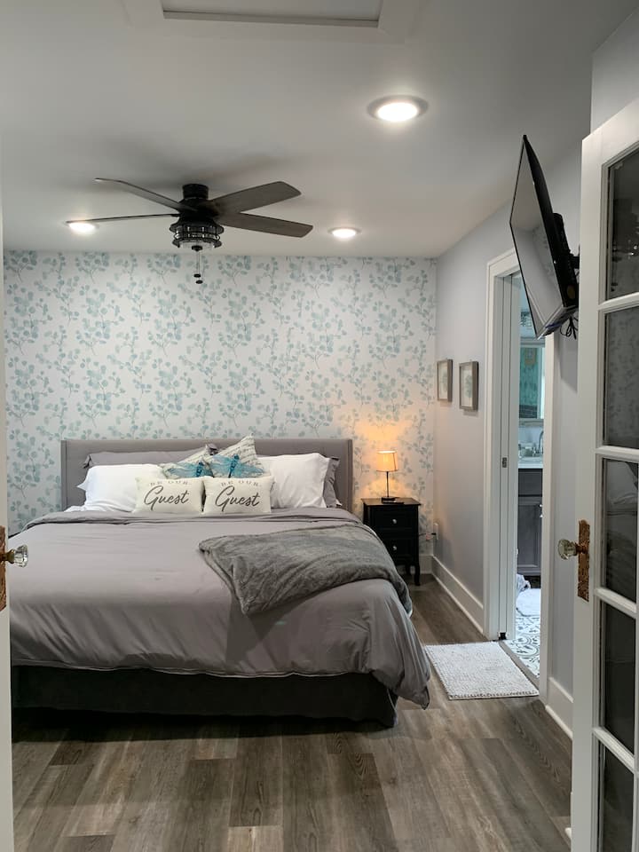 Спална соба на главниот кат со бања во целосна големина 