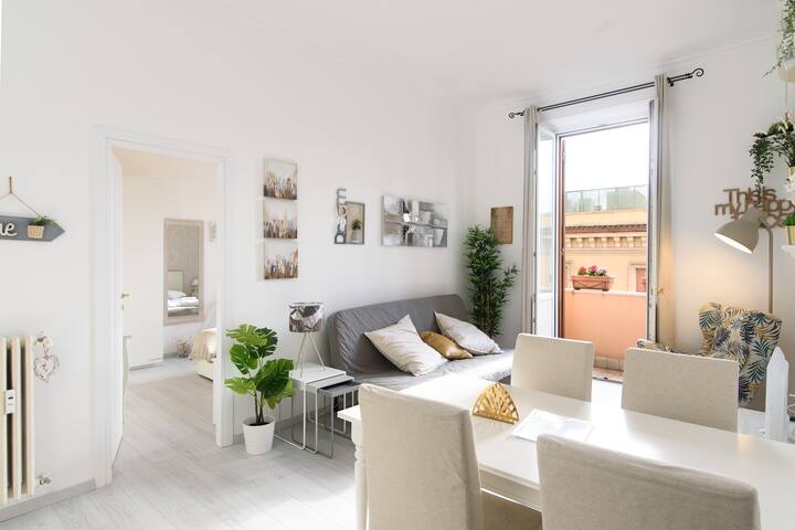 White Napoleone Apartment gallery image 4