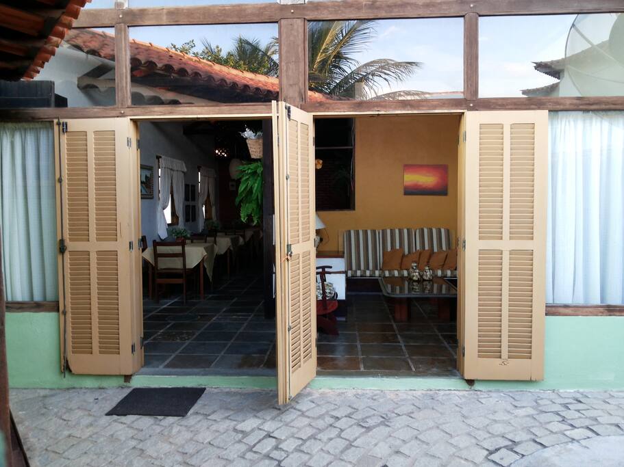 Vista da sala de estar com TV e da sala de café
