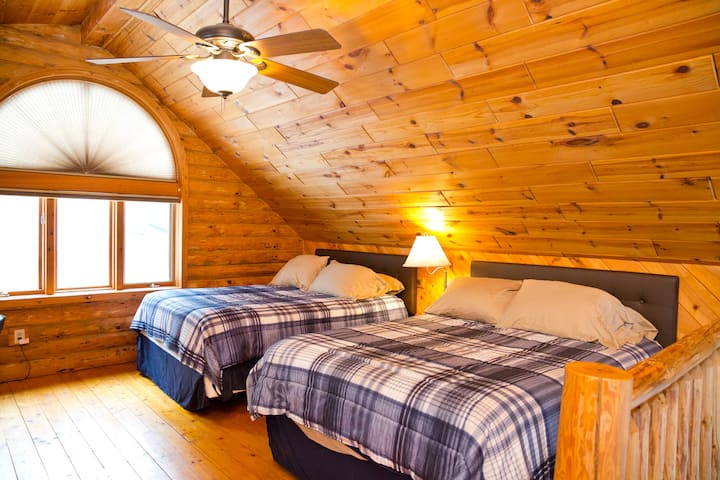 2 comfortable pillow top Queen Beds in the loft will let you snooze away.