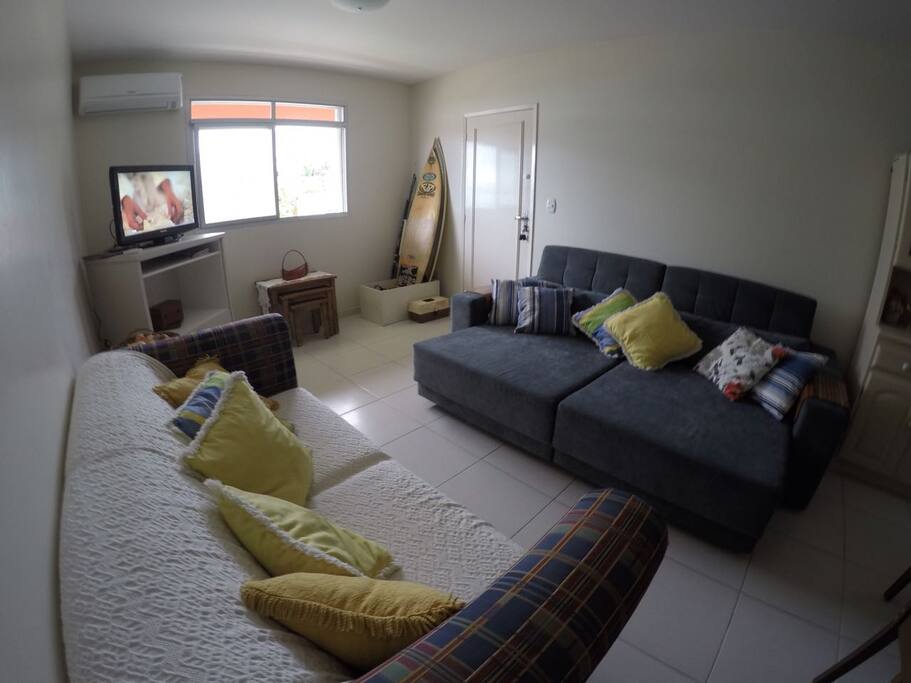 Sala ampla com sofá cama