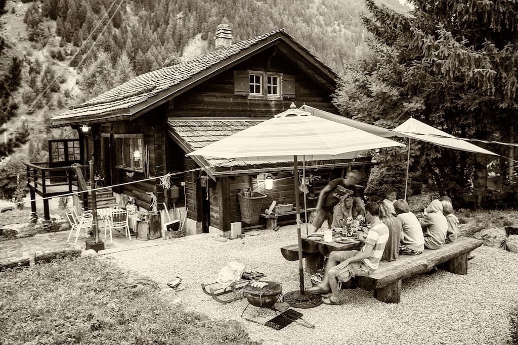 Terras met familie tafel.