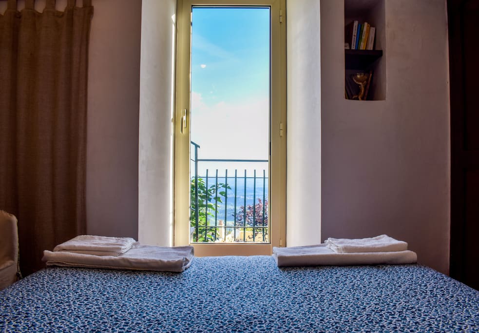 Stanza matrimoniale con bagno in camera - Double room with bathroom in the room