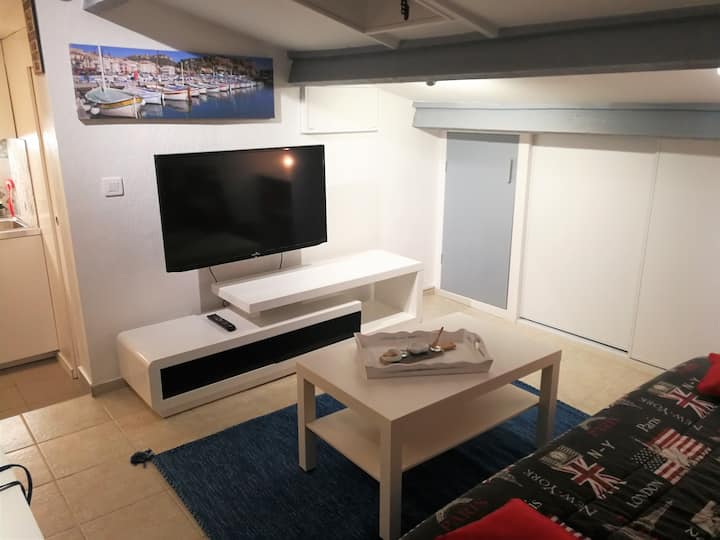 ทีวีพาโนรามาในห้องนั่งเล่นแซม