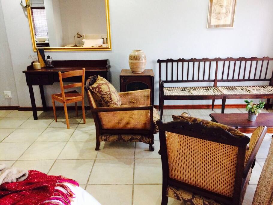 Desk (internet access) and lounge area