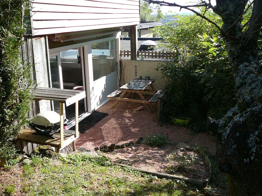 Jardin privatif avec transats et barbecue