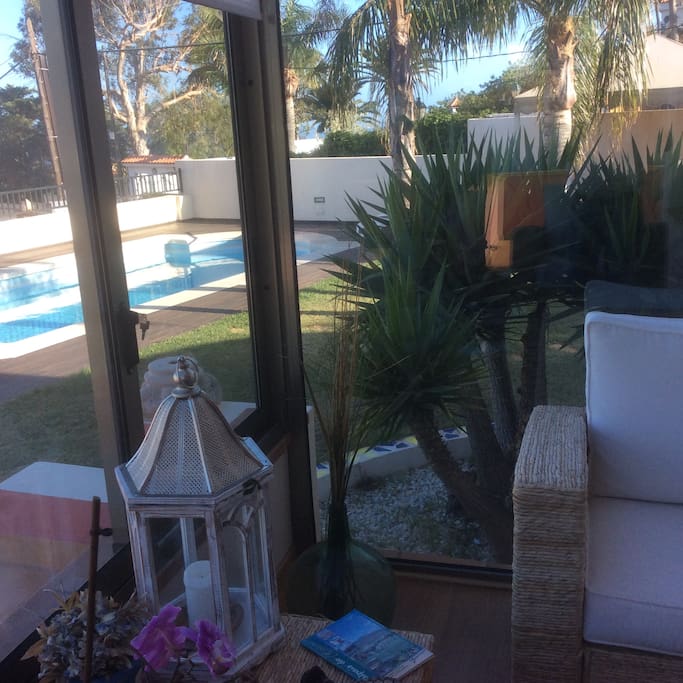 Vista de la piscina desde el interior de la vivienda.