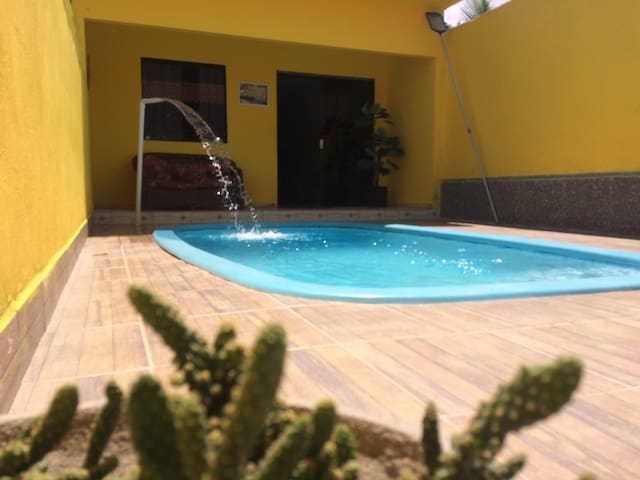 Excelente casa com piscina à 250 metros da praia!