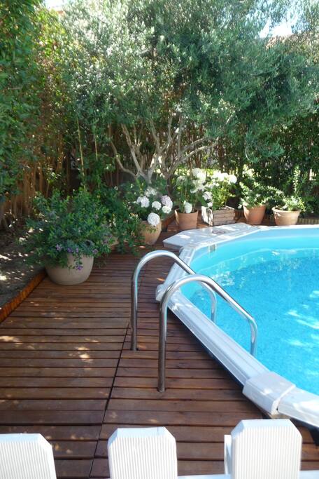 Piscine fleurie