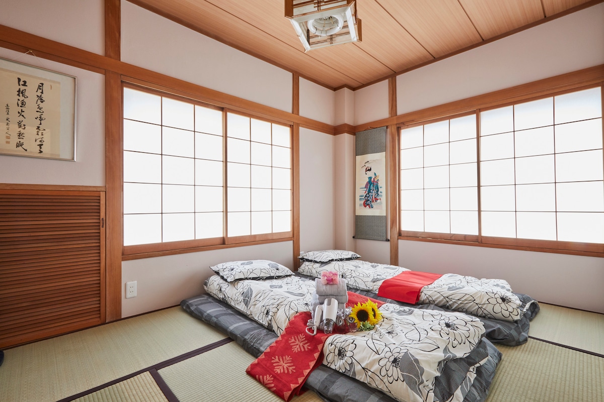 Dormitorio 1(habitación tatami): dos colchones individuales, este cerca de la estación, tan ruidoso. 