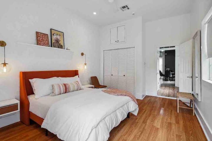 חדר שינה תחתון עם מיטת קווין סייז 