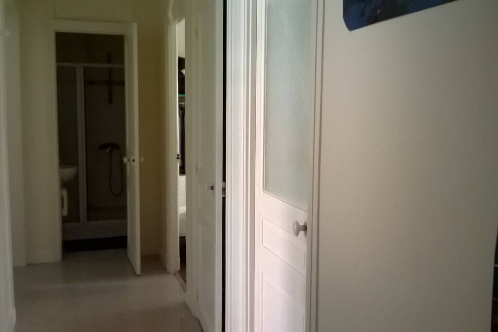 Le couloir qui sépare bien les deux autres chambres de la colocation, les toilettes et la salle de bain