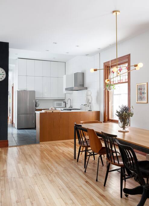 Une grande table pouvant accueillir plus de 10 convives
