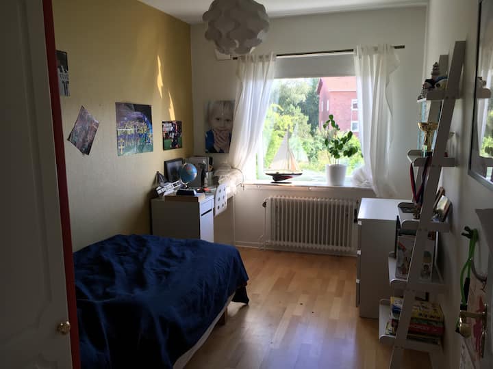 Quarto com cama 105 Cm.
