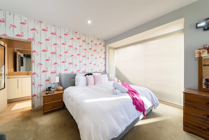 Superkvalitná posteľ s čistou posteľnou bielizňou.