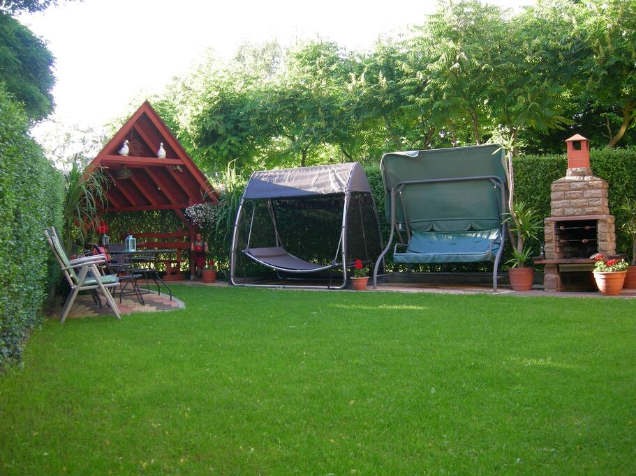 Garden with bbq, trampoline and hammock
