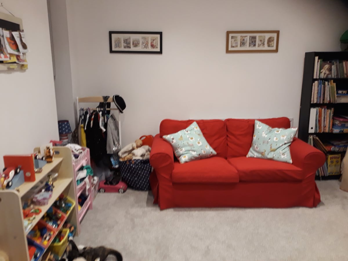 ห้องนอนเตียงคู่ที่มีโซฟา 2 ที่นั่งและทีวีพร้อม Firestick