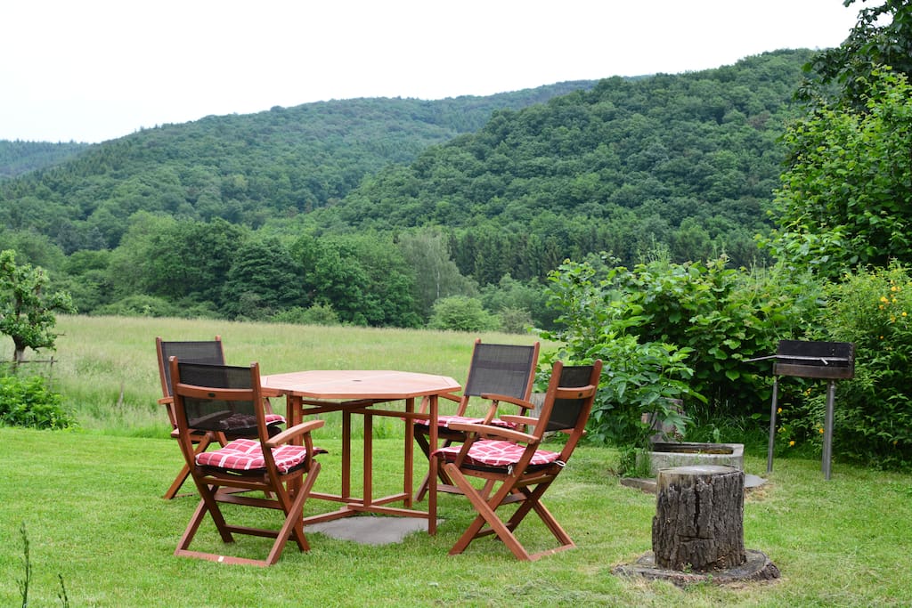 Ruhiger Garten mit freiem Blick.