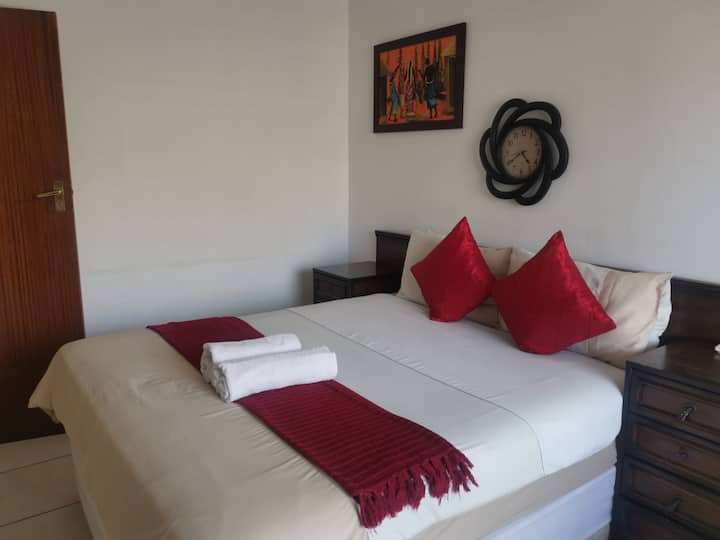 Qween bed  and it accommodate 2 ppl.
Soba4 5 ima balkon. To je soba s jezičkom i tuš-kabinom. To je soba s osiguranjem. U prostoriji se nalaze i mikrovalna pećnica, hladnjak i klima-uređaj. 