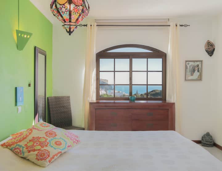 Dormitorio principal con vistas al mar con acceso al balcón y a la terraza en la azotea.