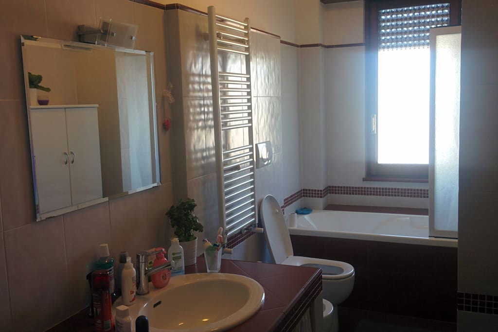 Ampio bagno con vasca e doccia, dotati di ogni comfort.