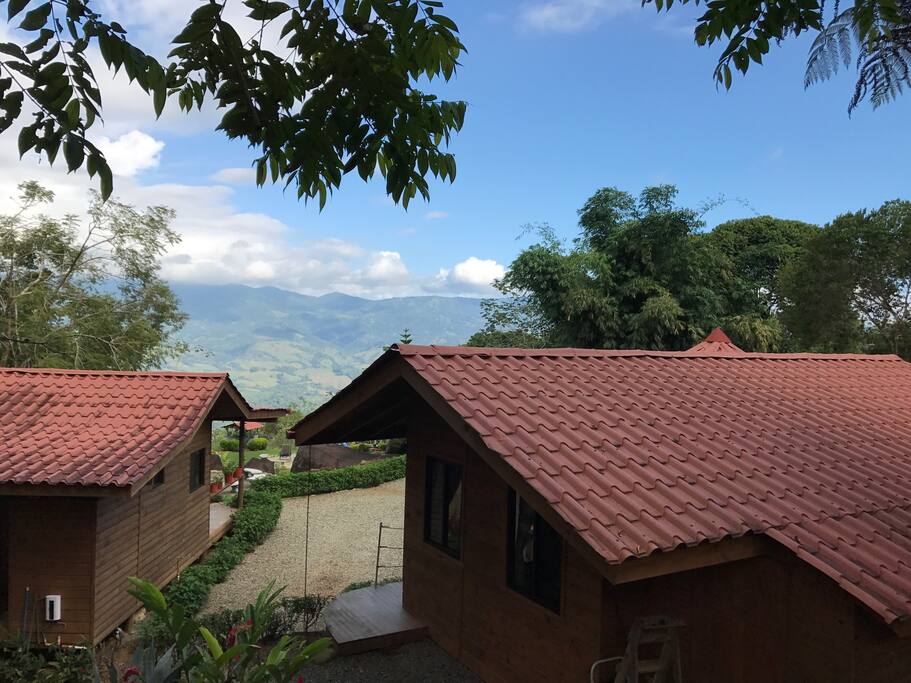 vista desde la calle sobre las casitas
