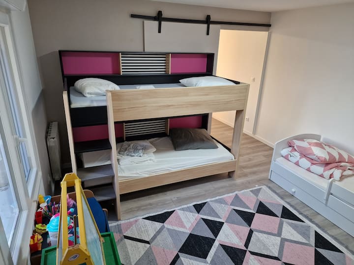 Habitación con una litera,  una cama nido para niños y armario empotrado 