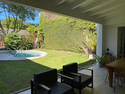 House with a pool and grill in San Isidro. Family-friendly